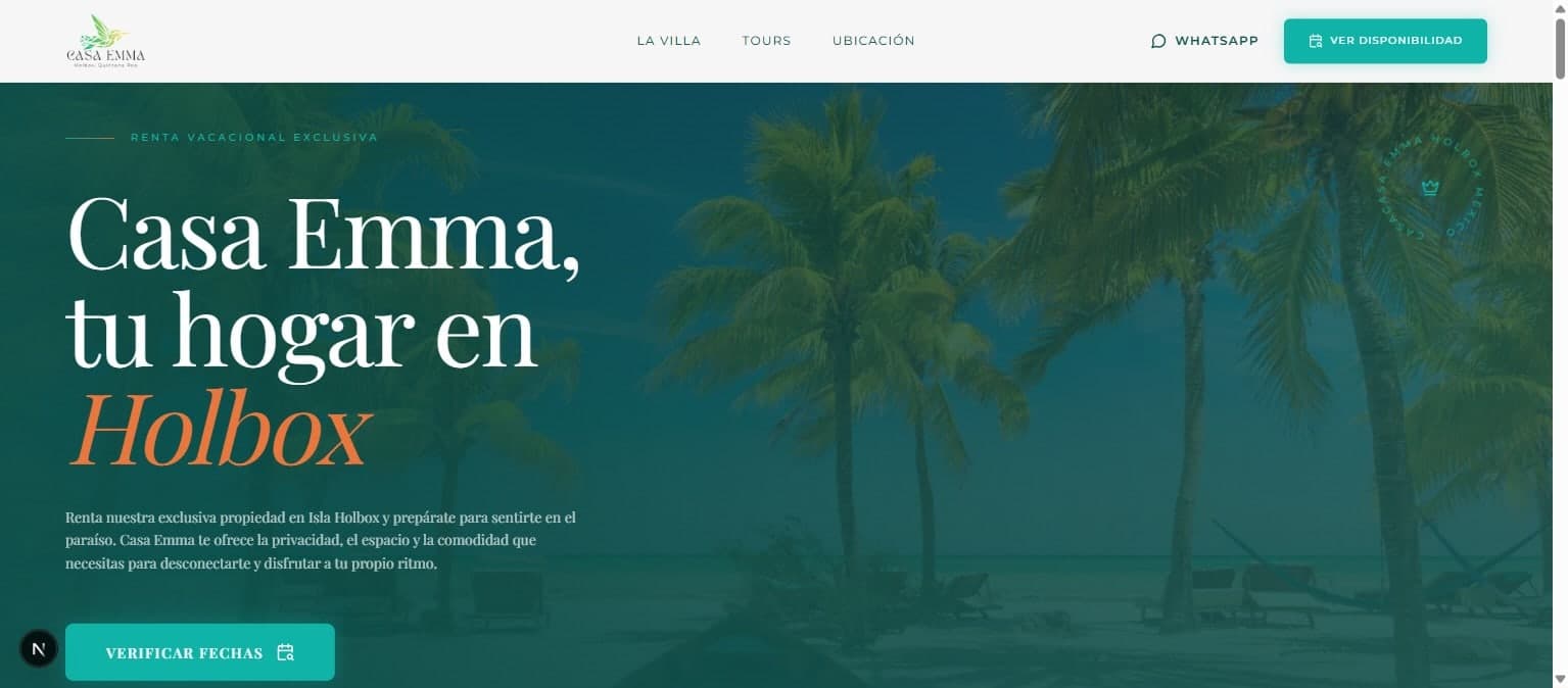 Portada de un sitio de renta vacacional: propiedad entre palmeras con botones para verificar fechas y escribir por WhatsApp